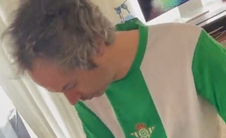 El pianista Jhames Rodes toca el himno del Betis con un pijama verdiblanco
