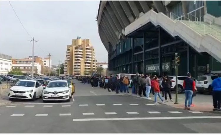Largas colas en el Benito Villamarín en el primer día de recogida de las banderas para la final de la Copa del Rey