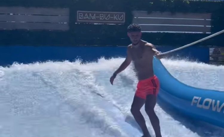 Vídeos de las dos divertidas caídas de Álex Moreno practicando Surf en Ibiza